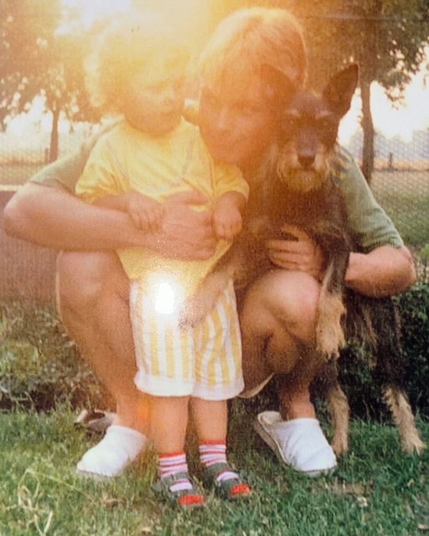 Asta, Schäferhündin, mit Christina als Kind und ihrem Vater im Garten